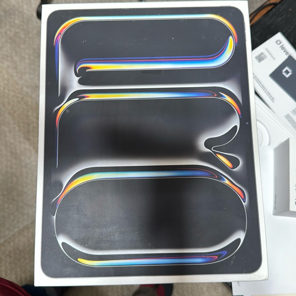 IPAD Pro 13” M4 with Wi Fi + Cellular 1TB Black UNLOCKED NEW